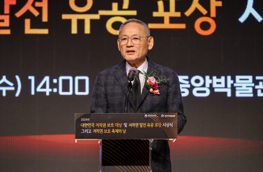 유인촌 문화체육관광부 장관이 27일 서울 용산구 국립중앙박물관에서 열린 2024년 대한민국 저작권 보호 대상 및 저작권 발전 유공 포상 시상식에서 축사를 하고 있다. 박동욱기자 fufus@